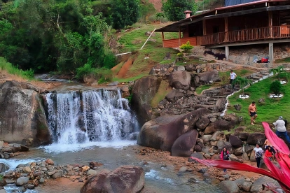 El entorno natural de Portovelo invita a disfrutar de aguas cristalinas y paisajes de la Sierra sur