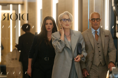 Anne Hathaway como Andy Sachs, Meryl Streep como Miranda Priestly y Stanley Tucci como Nigel Kipling en El Diablo Viste a la Moda 2.