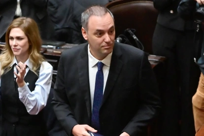 Manuel Adorni (c), fue captado este miércoles, 29 de abril, a su llegada a la Cámara de Diputados.