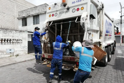 El Municipio de Quito confirmó que la recolección de basura continuará con normalidad durante el toque de queda.