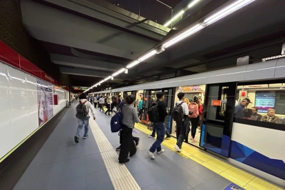 Trenes del Metro de Quito circulan durante operación comercial diaria en la red subterránea.