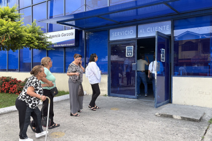 La atención en agencias de CNEL quedó parcialmente paralizada tras la intervención policial, obligando a que los reclamos se reciban sin acceso a sistemas informáticos.