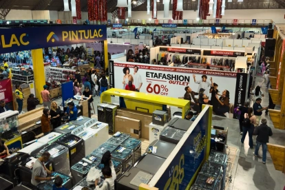 Compradores recorren la feria El Gran Remate en Guayaquil, atraídos por descuentos de hasta el 70%.