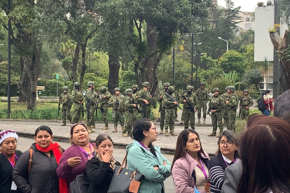 En el campus central de la Universidad de Cuenca se registró un momento de tensión ante el ingreso de policías y militares para controlar una protesta de estudiantes.