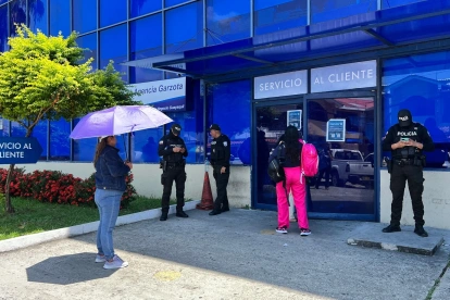 Usuarios de CNEL en los exteriores de la agencia La Garzota, el martes 28 de abril.