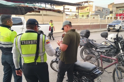 Agentes de tránsito aguardaban información sobre el estado de su compañero herido en los exteriores del hospital básico de Daule, la tarde del martes 28 de abril.