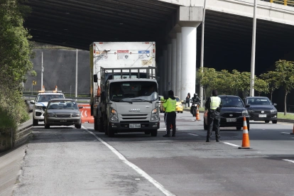 Quito levanta restricción a transporte pesado en vías clave para evitar desabastecimiento en la ciudad.