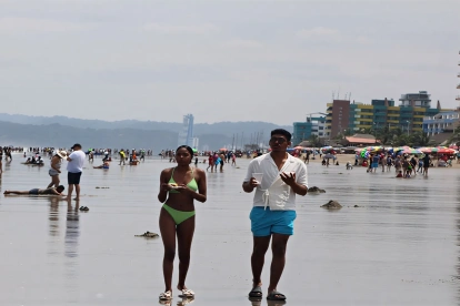 Una pareja pasea en una de las playas de Esmeraldas en el feriado por el Día del Trabajo.