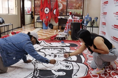 Los participantes de la marcha el 1 de mayo preparaban las pancartas en la sede de las organizaciones de los trabajadores, en Quito.