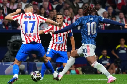 Polémica acción en la que el árbitro no pitó penal entre Arsenal y Atlético de Madrid en Champions League.