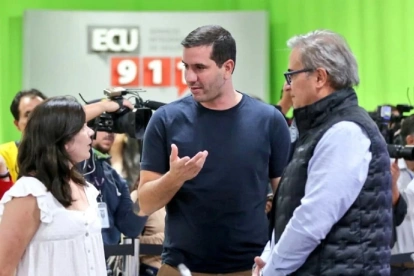 Antonio Goncalves (der.) y Roberto Luque (centro) durante un evento; la Fiscalía hoy procesa solo al primero por los contratos de emergencia con Progen.