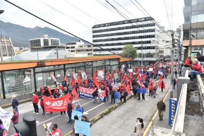 Cierres viales y desvíos se aplicarán en Quito por la marcha del 1 de mayo en el centro de la ciudad.