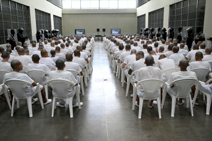 Reos. Presuntos miembros de la pandilla Mara Salvatrucha (MS-13) asisten a una audiencia judicial remota por videoconferencia en el Centro de Confinamiento para Terroristas (CECOT).