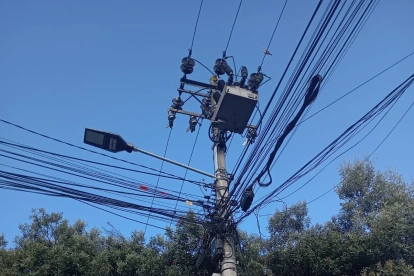 Habitantes de La Kennedy y California Alta reportaron la falta de energía eléctrica en redes sociales.