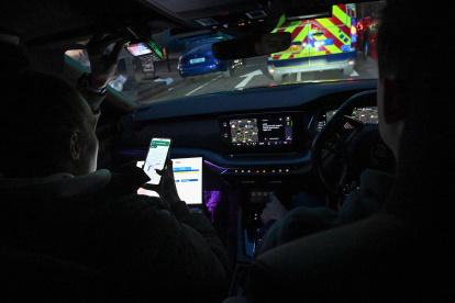 Los agentes policiales de Londres conducen hacia el lugar de un robo de teléfono móvil en el centro de la ciudad el 25 de abril de 2026.
