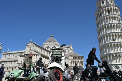 Motos Vespa aparcadas frente a la Torre de Pisa, en la Piazza dei Miracoli, durante las Jornadas Mundiales de la Vespa, en Pisa, Toscana
