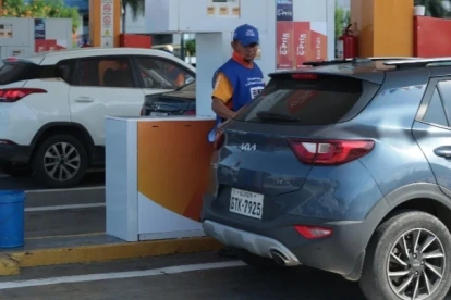 Carros se abastecen de combustibles en una gasolinera de Guayaquil.