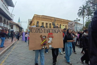 Ciudadanos marchan en Cuenca por el Día del Trabajador.