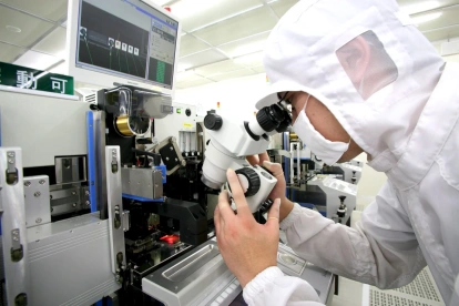 Un trabajador elabora un chip para dispositivos inteligentes.