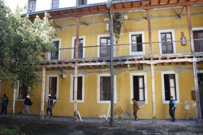 Deterioro. La fachada del Hospital San Lázaro muestra humedad persistente, que ha deteriorado su imagen patrimonial con el tiempo.
