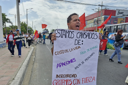 Los participantes gritaban consignas por mejoras en el diario vivir