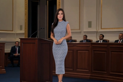 Un giro hacia lo clásico: el print más sutil ordena el look y proyecta autoridad sin excesos.