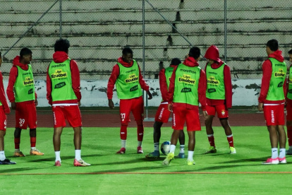 El grupo inversor NEF, que ayuda al club desde diciembre, ratificó que continuará, pero la economía del club no aguanta más. Hay jugadores a los que les deben 17 meses.