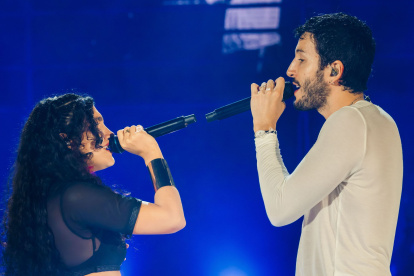 Shalom Mendieta junto a Sebastián Yatra en Quito.