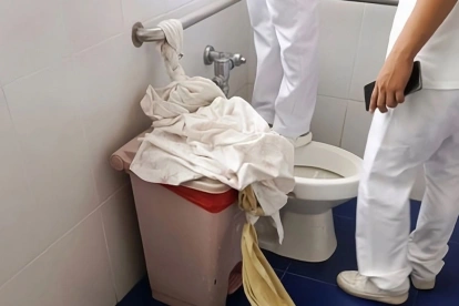En uno de los baños del hospital Guayaquil se encontró las sábanas que el detenido habría utilizado para salir por la ventana.