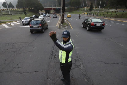 Agentes civiles de tránsito controlarán la movilidad en las zonas por donde avance la competencia.