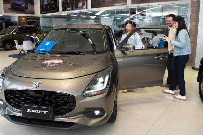 Compradores en un concesionario de Quito. El mercado automotor registró su mejor marzo en la historia.