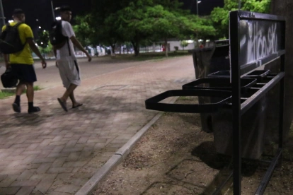 Hay zonas del parque Samanes donde faltan envases para depositar desechos. También se registran zonas con deficiente iluminación y daños en el césped de las canchas.