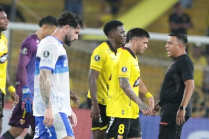 El entrenador César Farías (d) y la frustración de los jugadores de Barcelona tras sumar la tercera derrota consecutiva en el grupo D de la Copa Libertadores.