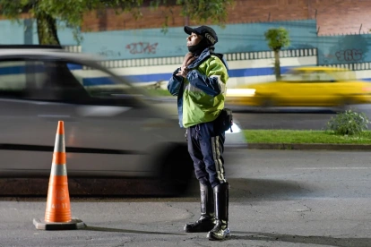 Operativos. Los agentes controlarán el paso vehicular para evitar que las personas incumplan la medida.