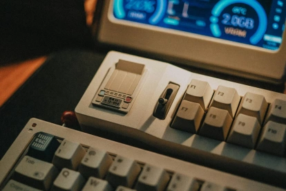 Un teclado y equipo de computación de otra época recuerdan cuando la tecnología era más lenta y cada acción requería tiempo y paciencia.