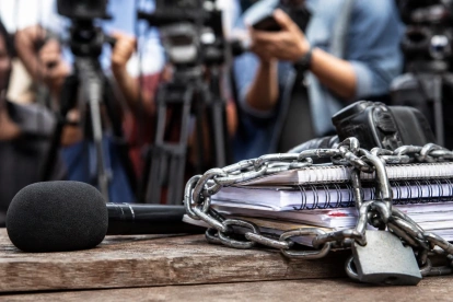 El periodismo bajo presión: símbolos de censura y restricción frente al trabajo informativo.