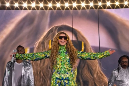 Shakira causa euforia en su concierto en Copacabana con más de dos millones de personas.