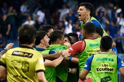 Jugadores de Emelec festeja un gol del equipo.