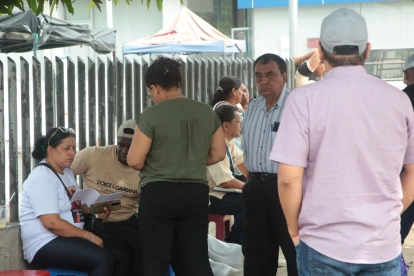 Familiares de Adriana Arroyo, hermana del niño Steven Medina, realizaron los trámites en la morgue de Guayaquil.