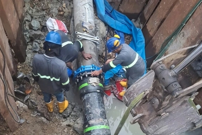 Obreros de Interagua trabajaron en el acueducto de 400 milímetros, ubicado en la avenida 25 de Julio.