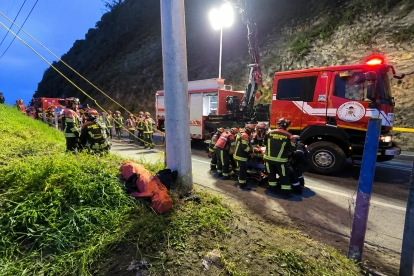 Bomberos descendieron con cuerdas para rescatar a los ocupantes tras la caída del vehículo en El Quinche.