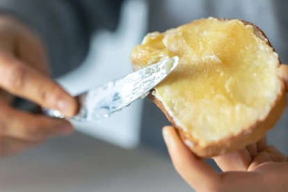 El ghee se obtiene tras un proceso de cocción lenta que elimina agua