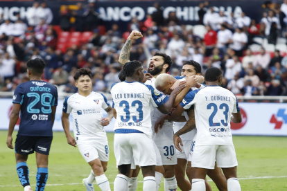 Liga de Quito abrió el marcador en el minuto 36 gracias a un gol de Deyverson, acción que permitió a los albos romper la igualdad y tomar ventaja en el encuentro.