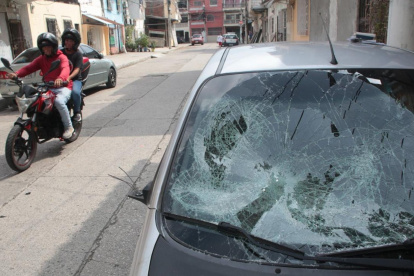 Un vehículo quedó con daños tras la pelea que terminó con la muerte de un ciudadano.