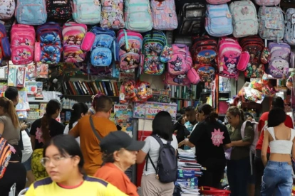 En los negocios se aprovecharon los días previos al inicio de clases para ofrecer útiles escolares, mochilas y uniformes.