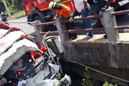 El vehículo pesado quedó suspendido en el puente en el kilómetro 28 de vía a la costa.