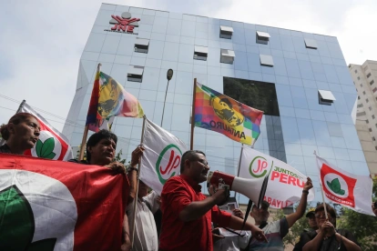 Personas protestan en los exteriores de la sede del Jurado Nacional de Elecciones (JNE), en Lima.