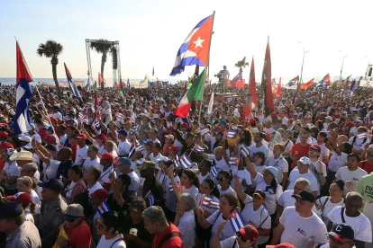 Personas asistieron a la conmemoración del Día Internacional del Trabajo el viernes 1 de mayo, en La Habana, Cuba.
