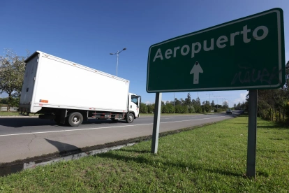 Situación. Pasajeros denuncian inseguridad en accesos al aeropuerto de Tababela, donde delincuentes aprovechan para interceptar a los vehículos.