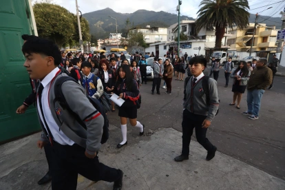 Ministerio de Educación modifica ingreso a clases en Quito por movilidad y toque de queda